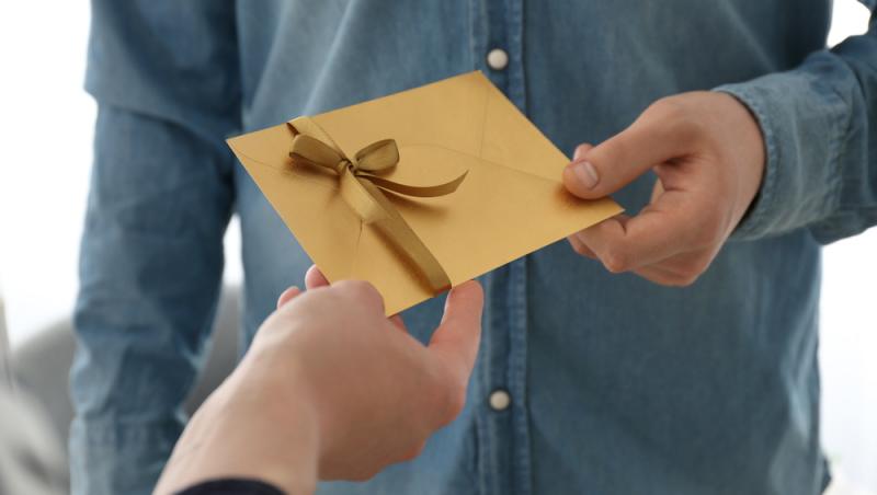 Românii, înglobați în datorii, dar generoși cu darul de nuntă. Cât sunt dispuși să ofere și ce tradiții îi deranjează