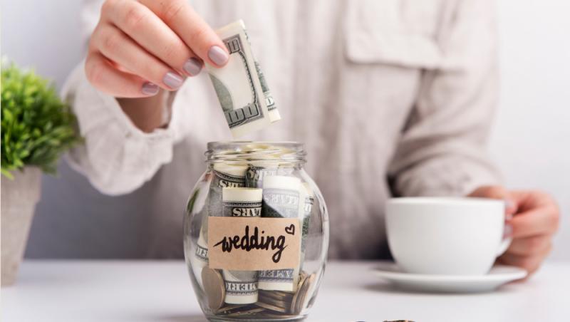 Românii, înglobați în datorii, dar generoși cu darul de nuntă. Cât sunt dispuși să ofere și ce tradiții îi deranjează