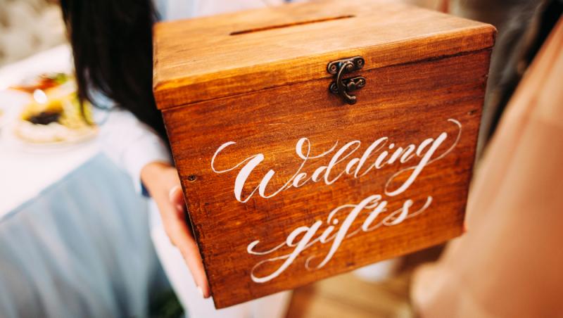 Românii, înglobați în datorii, dar generoși cu darul de nuntă. Cât sunt dispuși să ofere și ce tradiții îi deranjează