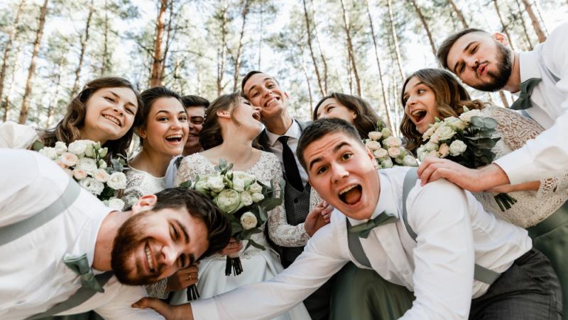 Românii, înglobați în datorii, dar generoși cu darul de nuntă. Cât sunt dispuși să ofere și ce tradiții îi deranjează