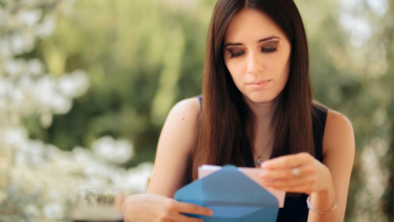 Românii, înglobați în datorii, dar generoși cu darul de nuntă. Cât sunt dispuși să ofere și ce tradiții îi deranjează