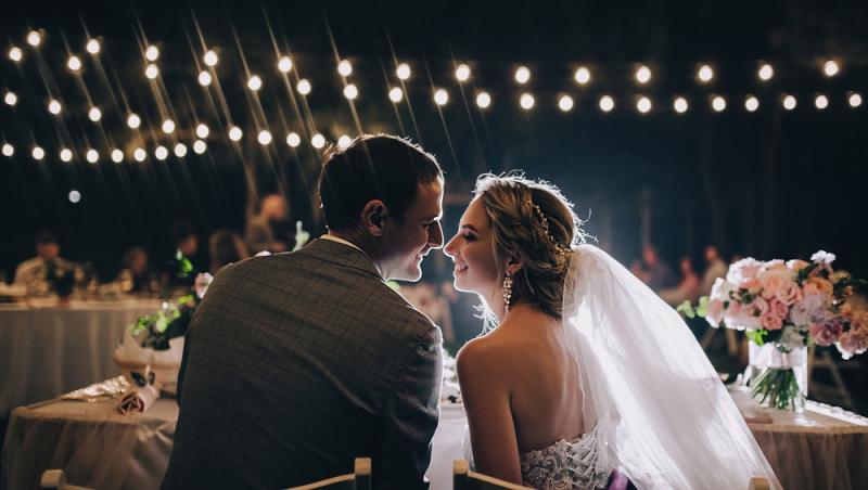 Românii, înglobați în datorii, dar generoși cu darul de nuntă. Cât sunt dispuși să ofere și ce tradiții îi deranjează