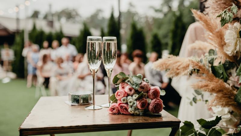 Românii, înglobați în datorii, dar generoși cu darul de nuntă. Cât sunt dispuși să ofere și ce tradiții îi deranjează