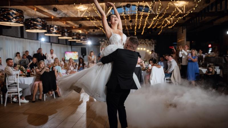 Românii, înglobați în datorii, dar generoși cu darul de nuntă. Cât sunt dispuși să ofere și ce tradiții îi deranjează