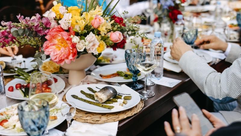 Românii, înglobați în datorii, dar generoși cu darul de nuntă. Cât sunt dispuși să ofere și ce tradiții îi deranjează