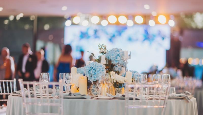 Românii, înglobați în datorii, dar generoși cu darul de nuntă. Cât sunt dispuși să ofere și ce tradiții îi deranjează