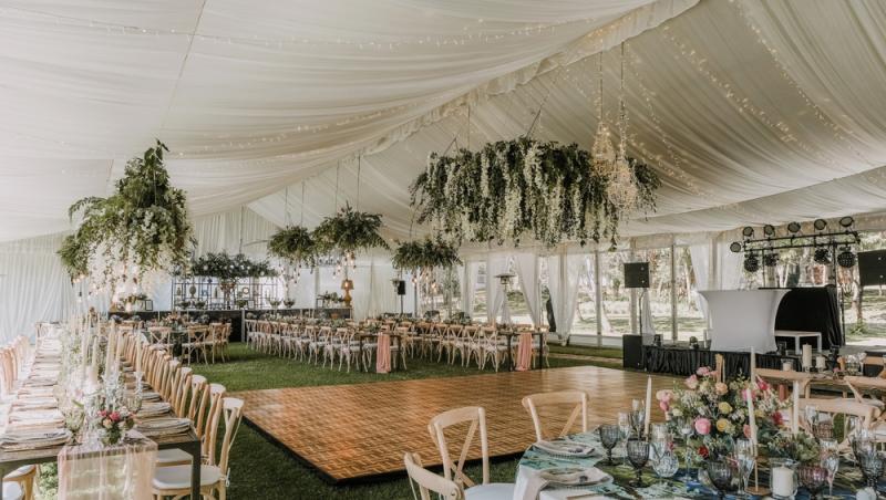 Românii, înglobați în datorii, dar generoși cu darul de nuntă. Cât sunt dispuși să ofere și ce tradiții îi deranjează