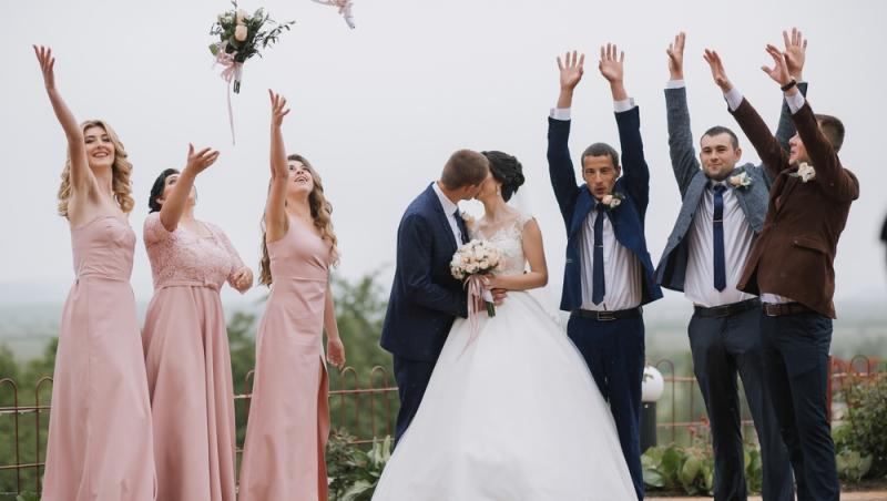 Românii, înglobați în datorii, dar generoși cu darul de nuntă. Cât sunt dispuși să ofere și ce tradiții îi deranjează