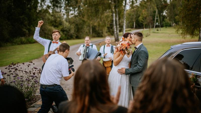 Românii, înglobați în datorii, dar generoși cu darul de nuntă. Cât sunt dispuși să ofere și ce tradiții îi deranjează