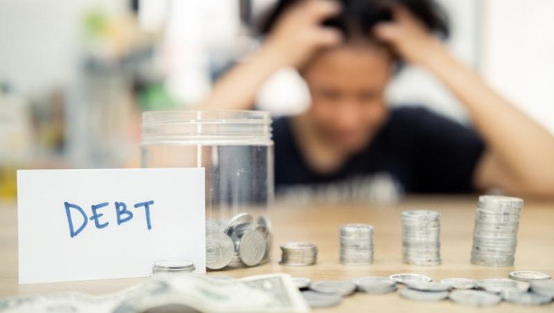 Românii, înglobați în datorii, dar generoși cu darul de nuntă. Cât sunt dispuși să ofere și ce tradiții îi deranjează