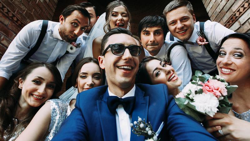 Românii, înglobați în datorii, dar generoși cu darul de nuntă. Cât sunt dispuși să ofere și ce tradiții îi deranjează