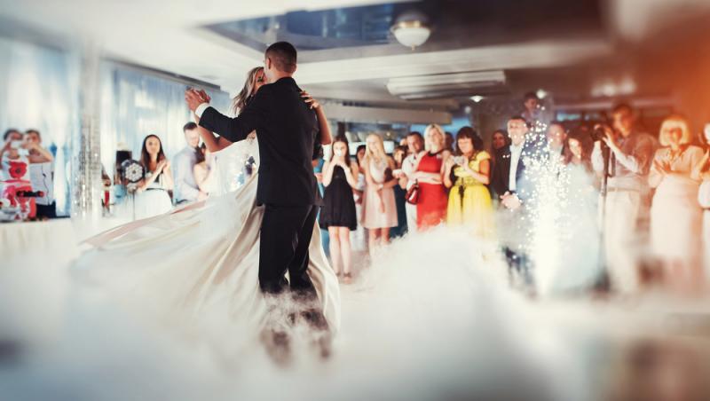 Românii, înglobați în datorii, dar generoși cu darul de nuntă. Cât sunt dispuși să ofere și ce tradiții îi deranjează