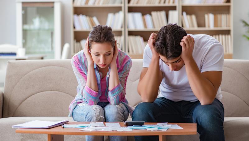 Românii, înglobați în datorii, dar generoși cu darul de nuntă. Cât sunt dispuși să ofere și ce tradiții îi deranjează