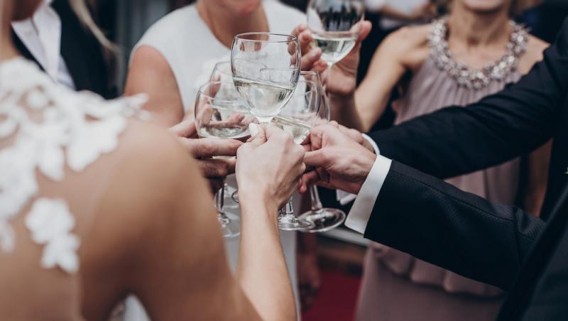 Românii, înglobați în datorii, dar generoși cu darul de nuntă. Cât sunt dispuși să ofere și ce tradiții îi deranjează