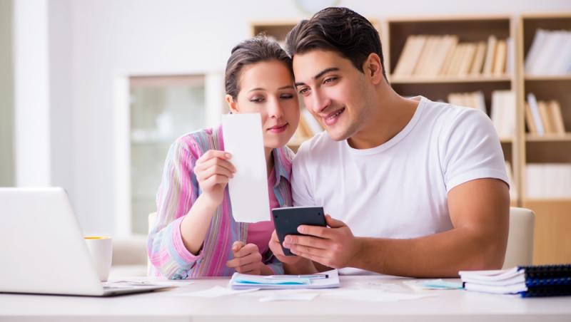 Românii, înglobați în datorii, dar generoși cu darul de nuntă. Cât sunt dispuși să ofere și ce tradiții îi deranjează