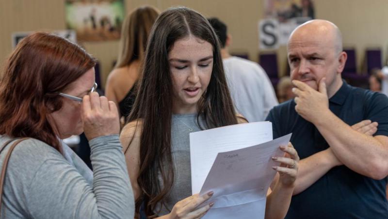 imagine cu o adolescenta si parintii ei in sala de clasa