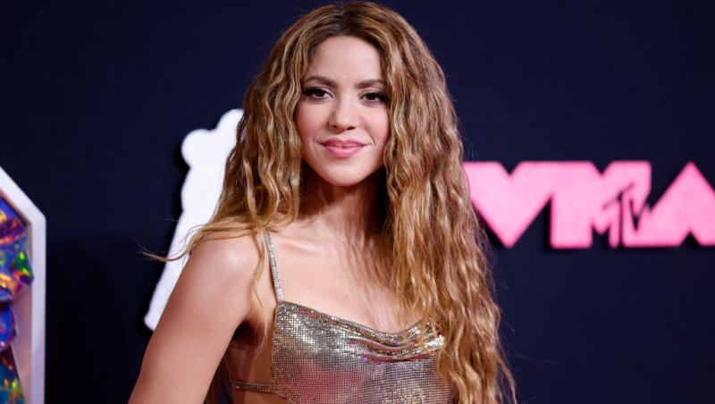 Shakira îmbrăcată într-o rochie strălucitoare, machiată discret