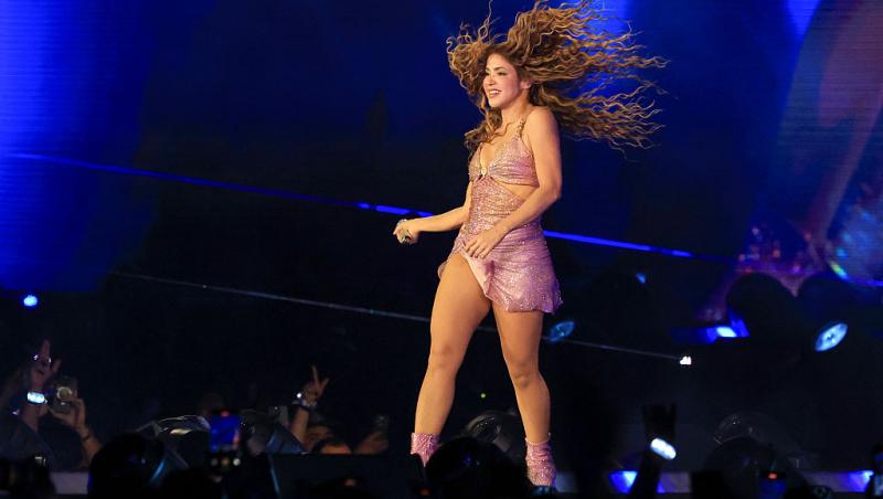Shakira îmbrăcată într-o rochie roz strălucitoare cu cizme asortate