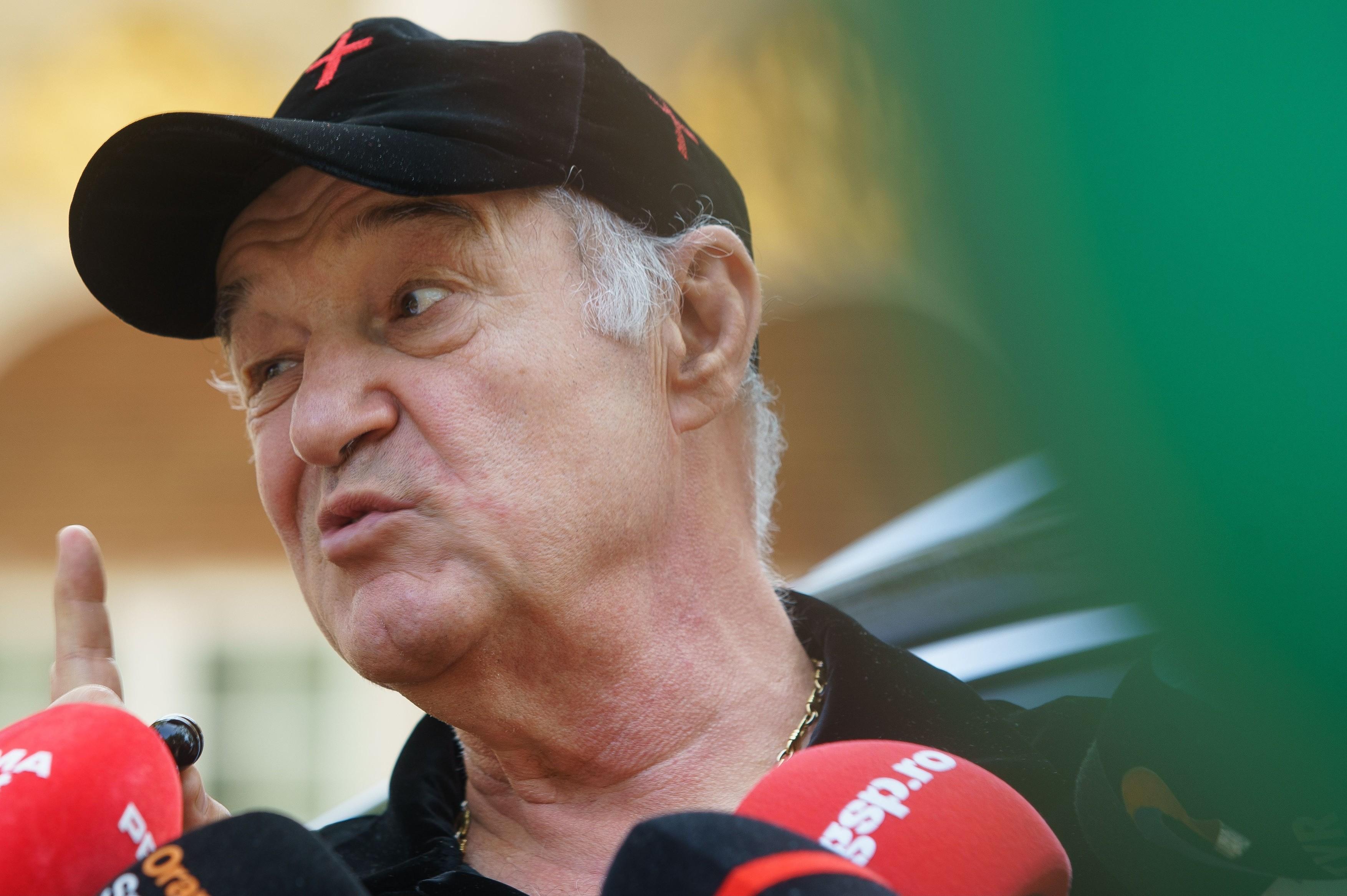 Gigi Becali îmbrăcat într-un tricou negru, cu o șapcă neagră pe cap