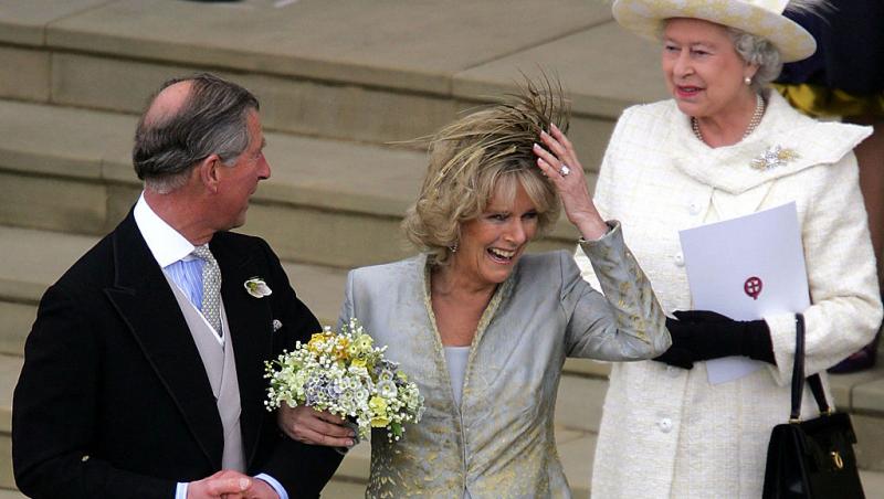Regina Camilla și regele Charles îmbrăcați elegant, în compania mamei monarhului