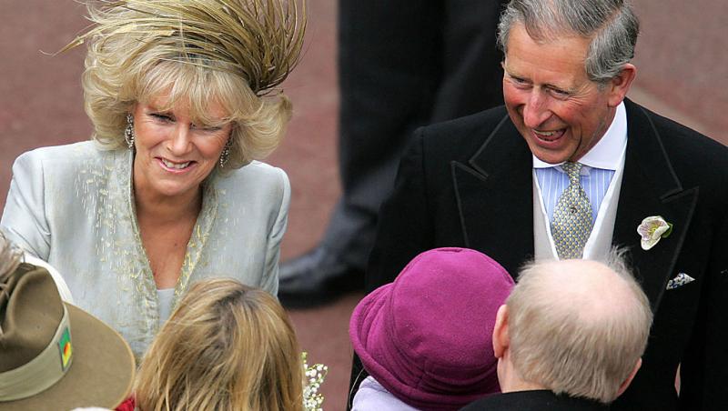 Camilla într-o apariție elegantă cu un accesoriu auriu, cu pene, alături de soțul ei, regele Charles