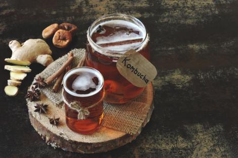 Ce este kombucha. La ce te poate ajuta această băutură