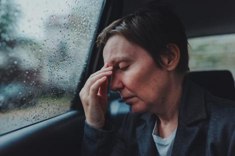 De ce te doare capul când e urât afară. Experții a dezvăluit legătura neașteptată dintre migrene și condițiile meteo