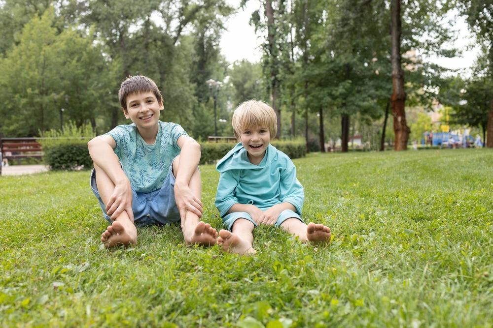 5 motive pentru care ar trebui să-ți lași copilul să alerge desculț