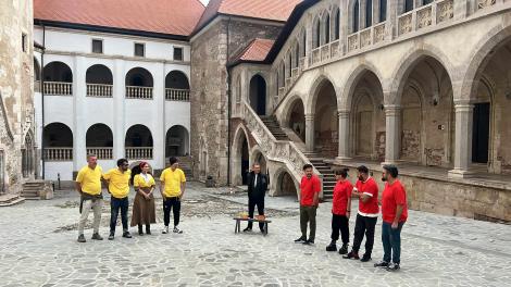 Astăzi, de la ora 20:30, Castelul Corvinilor devine teren de joacă, în ultima etapă Poftiți pe la noi: Poftiți la întrecere