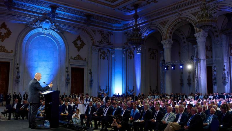 Cum a fost filmat Ilie Bolojan, în timpul Congresului PNL. Nu mulți politicieni au fost văzuți într-o astfel de ipostază