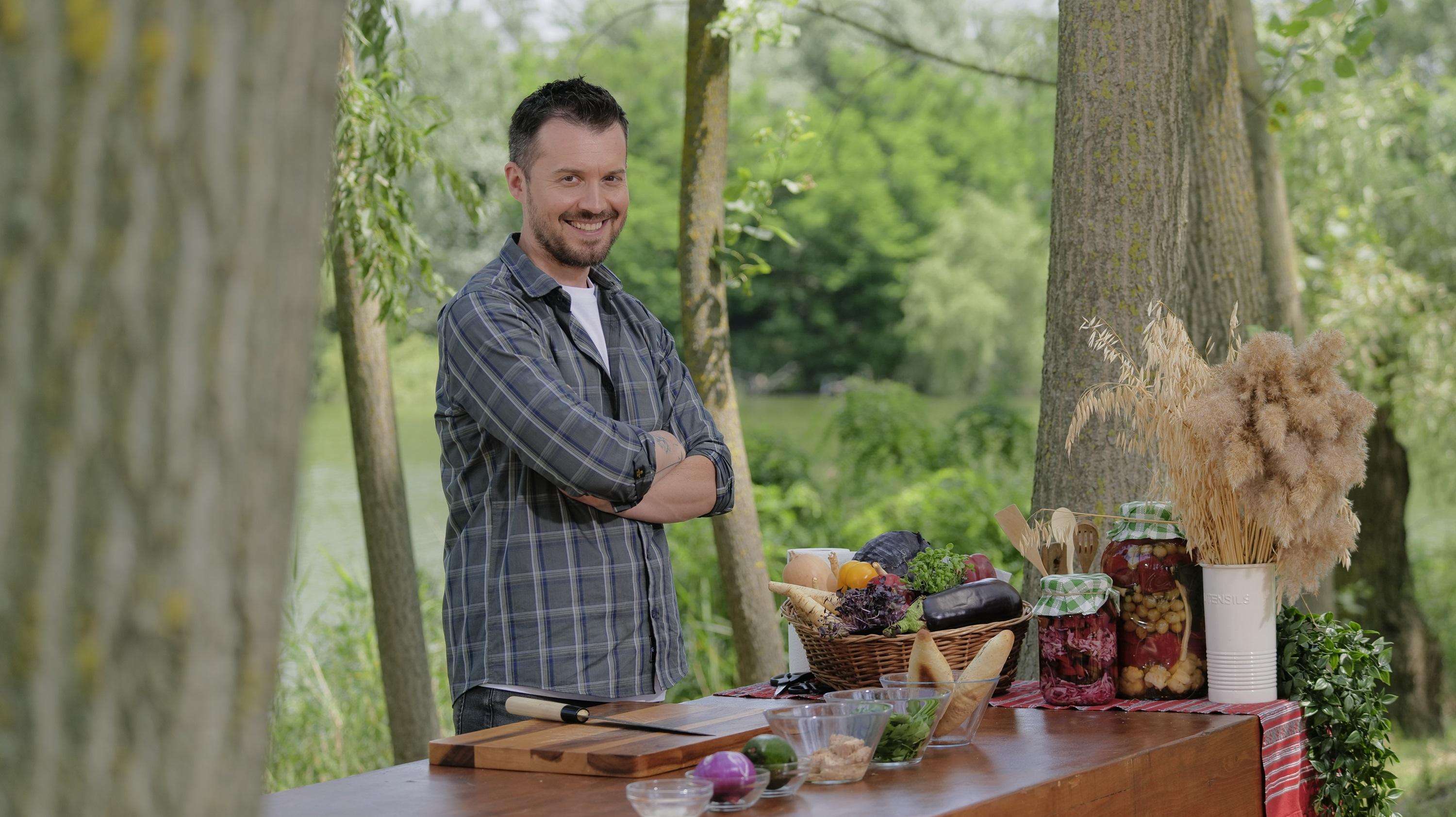 Din 21 iulie, „Meniu de vedetă – Arome de vară”: Chef Horia Manea aduce gustul verii în natură, la Antena Stars