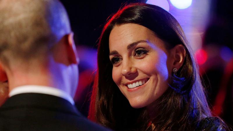 Prințesa Kate îmbrăcată într-o ținută neagră, zâmbind alături de Prințul William