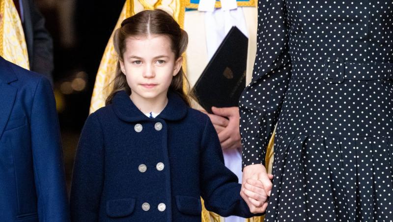 Motivul pentru care Prințesa Charlotte pare că îi copiază stilul vestimentar al mamei ei, Kate Middleton.Ce detalii atrag atenția