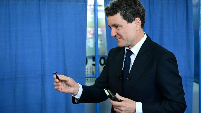 Imaginea cu Nicușor Dan într-un avion low cost a stârnit reacții aprinse. Cine l-a însoțit pe președintele României