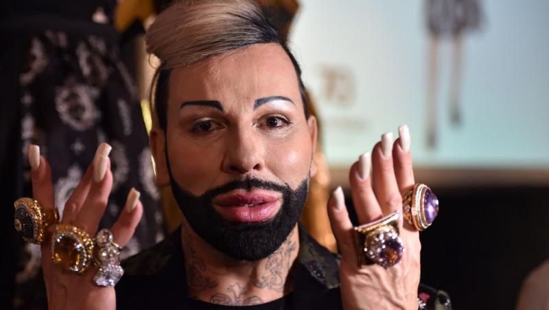 Cel mai frumos bărbat din Germania poartă unghii false și se machiază. Cum arată în prezent și câte operații estetice a suferit