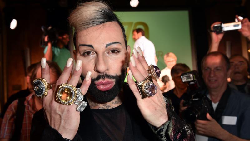 Cel mai frumos bărbat din Germania poartă unghii false și se machiază. Cum arată în prezent și câte operații estetice a suferit