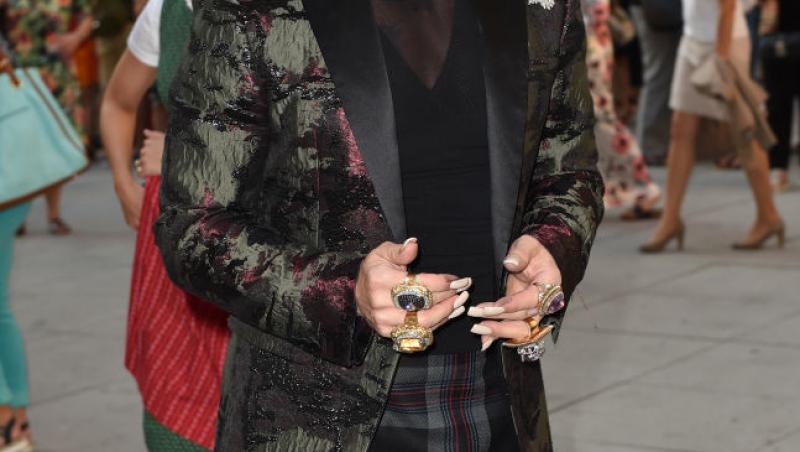 Cel mai frumos bărbat din Germania poartă unghii false și se machiază. Cum arată în prezent și câte operații estetice a suferit