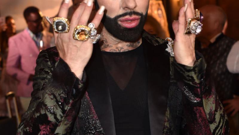 Cel mai frumos bărbat din Germania poartă unghii false și se machiază. Cum arată în prezent și câte operații estetice a suferit