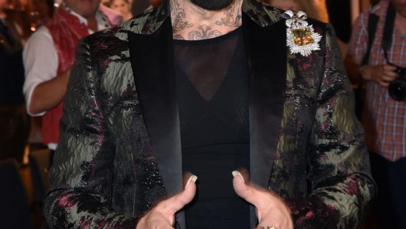 Cel mai frumos bărbat din Germania poartă unghii false și se machiază. Cum arată în prezent și câte operații estetice a suferit