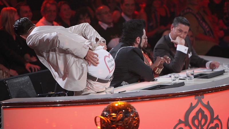 Cel mai frumos bărbat din Germania poartă unghii false și se machiază. Cum arată în prezent și câte operații estetice a suferit