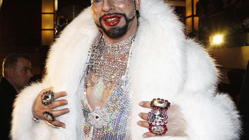 Cel mai frumos bărbat din Germania poartă unghii false și se machiază. Cum arată în prezent și câte operații estetice a suferit