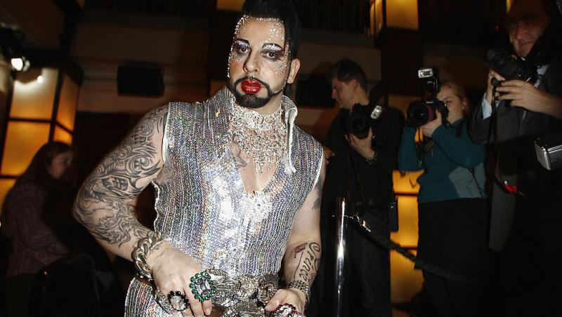 Cel mai frumos bărbat din Germania poartă unghii false și se machiază. Cum arată în prezent și câte operații estetice a suferit