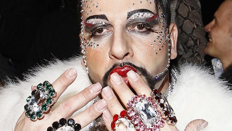 Cel mai frumos bărbat din Germania poartă unghii false și se machiază. Cum arată în prezent și câte operații estetice a suferit