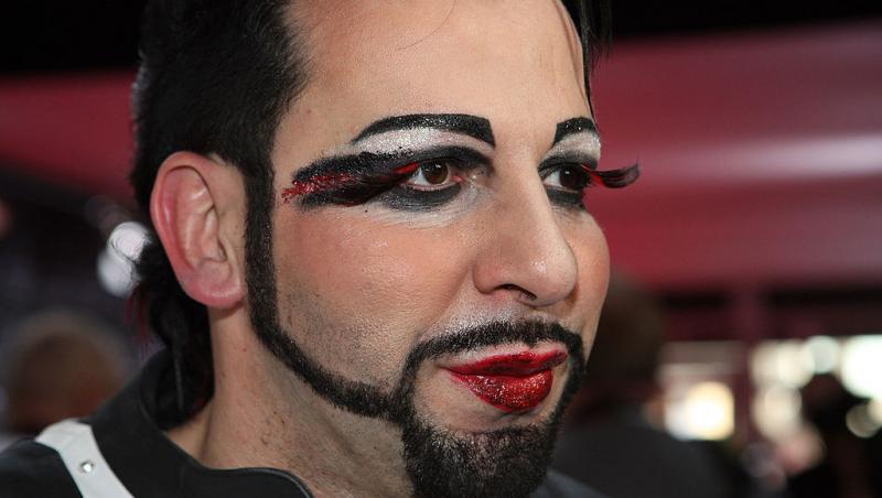 Cel mai frumos bărbat din Germania poartă unghii false și se machiază. Cum arată în prezent și câte operații estetice a suferit