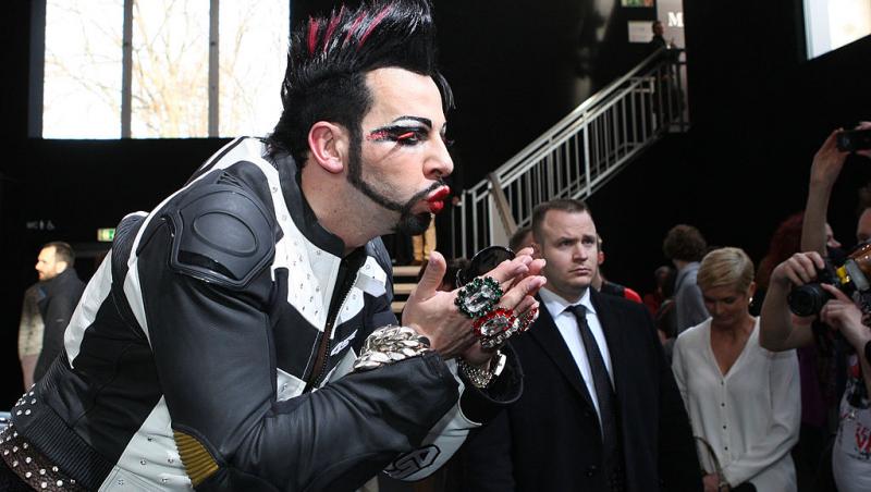 Cel mai frumos bărbat din Germania poartă unghii false și se machiază. Cum arată în prezent și câte operații estetice a suferit