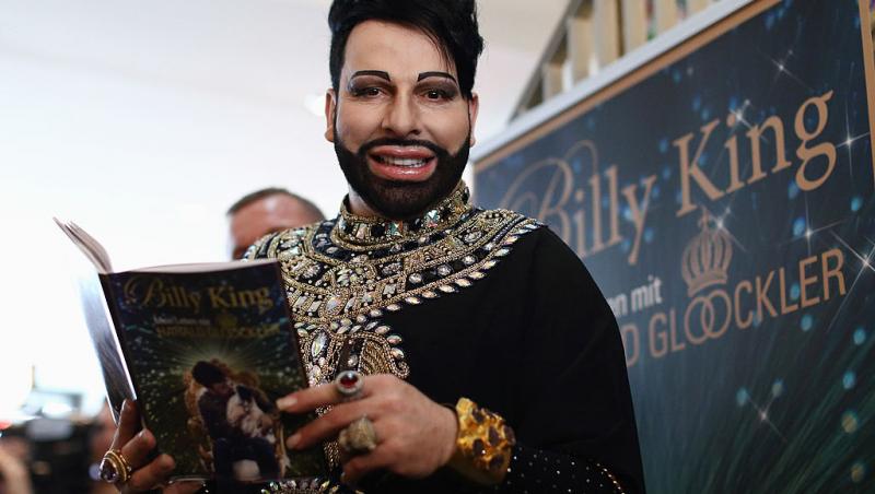 Cel mai frumos bărbat din Germania poartă unghii false și se machiază. Cum arată în prezent și câte operații estetice a suferit