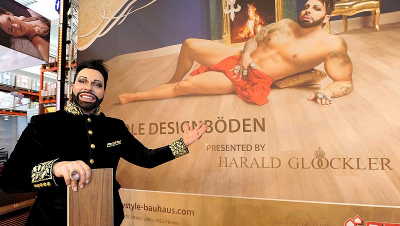 Cel mai frumos bărbat din Germania poartă unghii false și se machiază. Cum arată în prezent și câte operații estetice a suferit