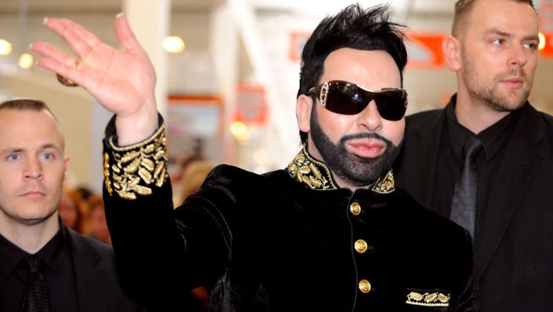 Cel mai frumos bărbat din Germania poartă unghii false și se machiază. Cum arată în prezent și câte operații estetice a suferit