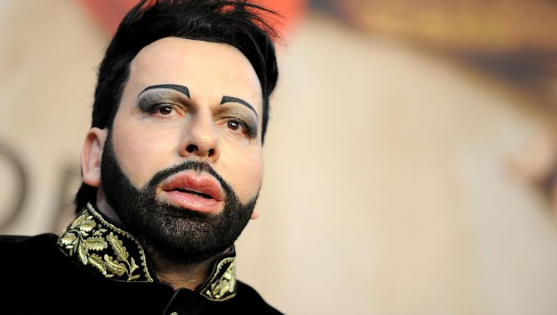 Cel mai frumos bărbat din Germania poartă unghii false și se machiază. Cum arată în prezent și câte operații estetice a suferit