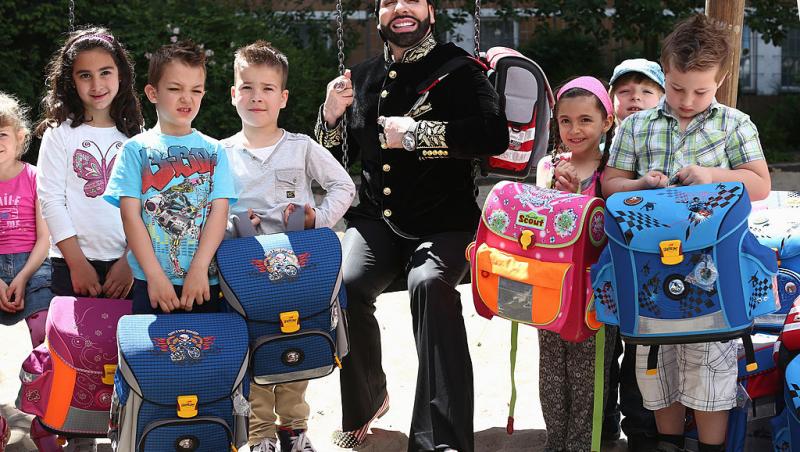 Cel mai frumos bărbat din Germania poartă unghii false și se machiază. Cum arată în prezent și câte operații estetice a suferit